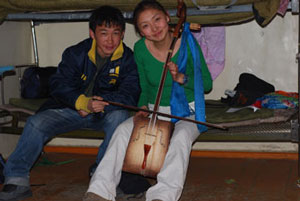 Tv elever spelar "morinkhur".